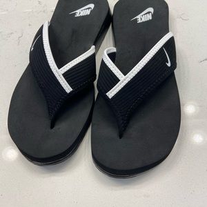 NWT NIKE WOMEN’S THONGS